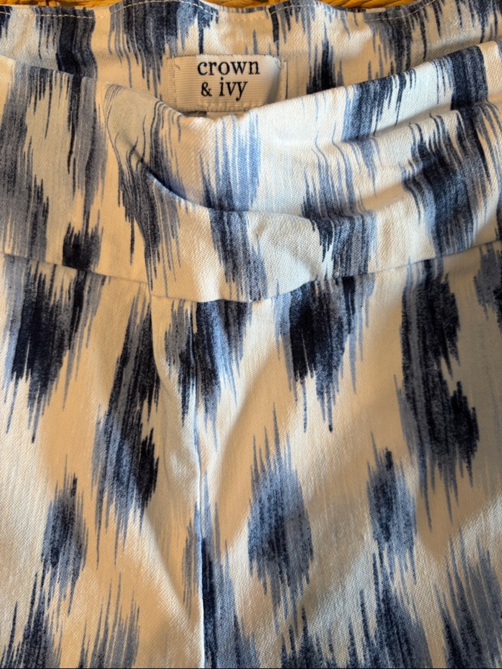 Crown & Ivy size 10P Navy and white Brushstroke print w/scallop split bottom leg